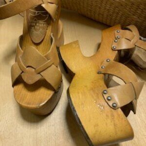 VINTAGE WOOD PLATFORM 70s STRAPPY SANDALS WITH sculptural cantilevered cutout